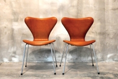 ARNE JACOBSEN Series 7 Chair, Model 3107, Set of 2 Tan Aniline leather, chrome-plated steel, plastic Signed with molded manufacturer’s mark to frame of each example- [Made in Denmark by Fritz Hansen] 79 x 51 x 47 cm