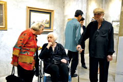 Khalil-Ibrahim-and-guests-in-conversation-and-admiring-the-artworks