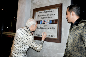 Tan-Sri-Kamarul-Ariffin-officiating-the-opening-of-KLAS-at-Jln-Utara